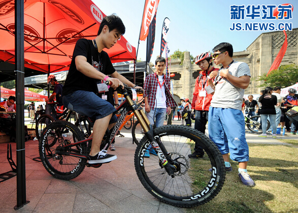 亚洲自行车展“体验日”活动在钟山运动公园举行