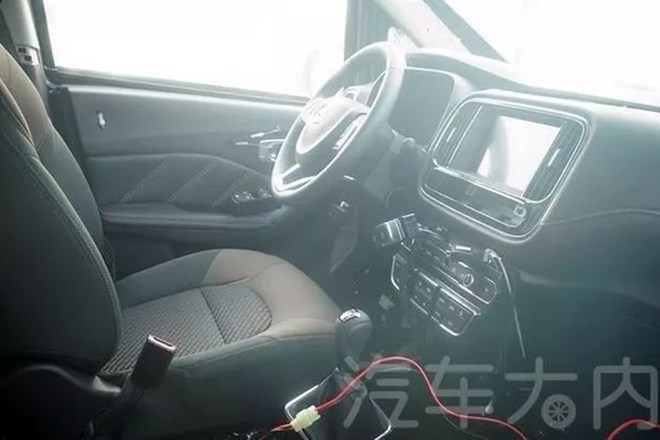 广汽传祺GM6曝谍照 定位紧凑MPV无侧滑门