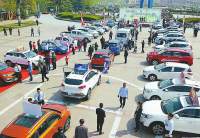 泉城廣場(chǎng)車展現(xiàn)場(chǎng)吸引大量市民