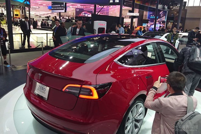 特斯拉Model 3国内初亮相