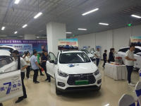 邯鄲車展現(xiàn)場(chǎng)熱鬧非凡，品牌齊集，歌星空降，車模嬌麗！