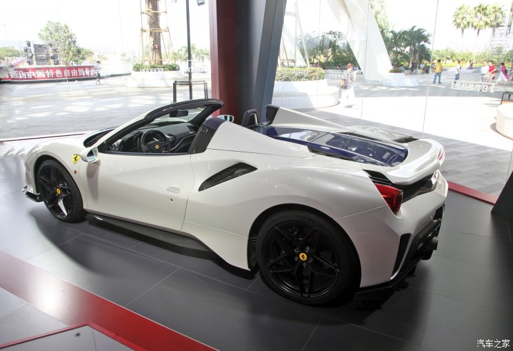 法拉利488 Pista Spider