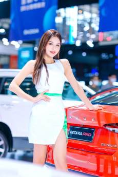 2021第十三屆西安五一車展開幕，一大波漂亮車模小姐姐正在向你走來